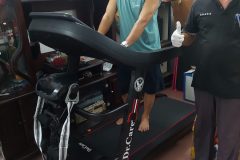 khach-mua-may-chay-bo-893-01