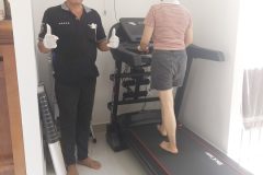 khach-mua-may-chay-bo-893-03