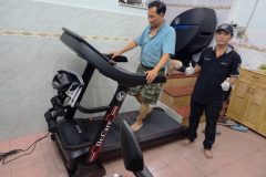 khach-mua-may-chay-bo-893-04