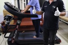 khach-mua-may-chay-bo-893-05