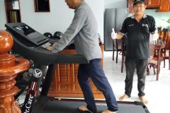 khach-mua-may-chay-bo-893-07