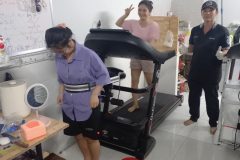 khach-mua-may-chay-bo-893-08