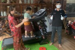 khach-mua-may-chay-bo-893-09