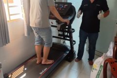 khach-mua-may-chay-bo-893-13