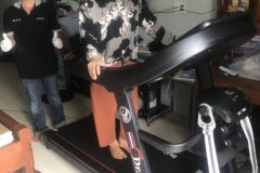 khach-mua-may-chay-bo-893-14