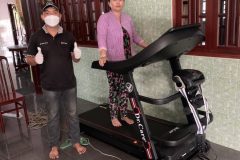 khach-mua-may-chay-bo-893-15