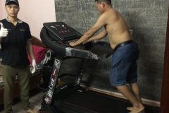 khach-mua-may-chay-bo-893-16