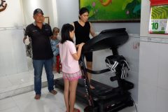 khach-mua-may-chay-bo-893-17