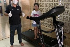 khach-mua-may-chay-bo-893-18