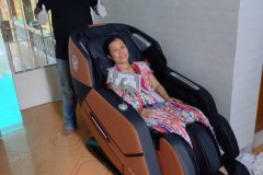 khach-hang-mua-ghe-massage-drcare-111-ai-smart-34