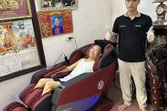 khach-hang-mua-ghe-massage-drcare-555-ai-smart-11
