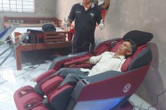 khach-hang-mua-ghe-massage-drcare-555-ai-smart-18