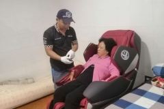 khach-mua-ghe-massage-drcare-819-22