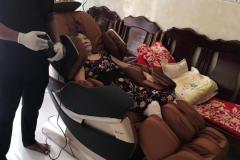 khach-mua-ghe-massage-drcare-819-28