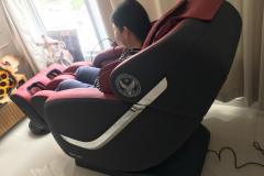 khach-mua-ghe-massage-drcare-838-45