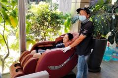 khach-mua-ghe-massage-drcare-838-51