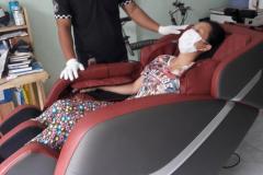 khach-mua-ghe-massage-drcare-838-52