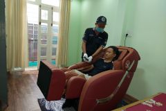 khach-mua-ghe-massage-drcare-838-64
