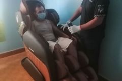 khach-mua-ghe-massage-drcare-919-26