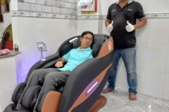 khach-hang-mua-ghe-massage-drcare-809S-25