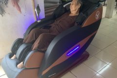 khach-hang-mua-ghe-massage-drcare-809S-27